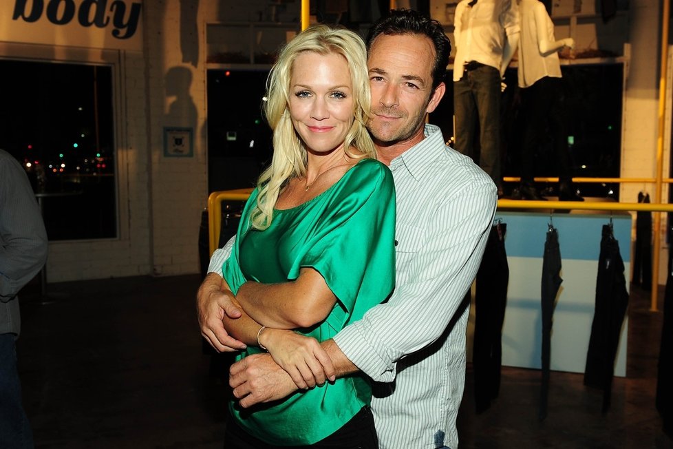 Představitel Dylana, Luke Perry s Jennie Garth v roce 2012.