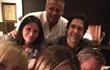 Šestice se prý sešla u Moniky, totiž Courteney Coxové, na večeři..  Nahoře Courteney Coxová (55), Matt LeBlanc (52), David Schwimmer (52) Dole Lisa Kudrowová (56), Jennifer Anistonová (50), Matthew Perry (50)