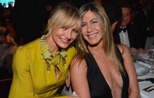 Jennifer Aniston: Čím starší, tím krásnější (a odvážnější)! Výstřih až k pupíku!