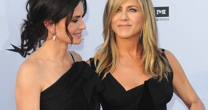 Štíhlé a pevné paže jako Jennifer Aniston? Vsaďte na tyhle cviky! 