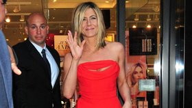 Aniston vyměnila černou za svítivě oranžovou a zazářila