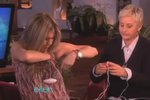 Jennifer Aniston si v talkshow Elleny Degeneres vyzkoušela prsní vibrátory