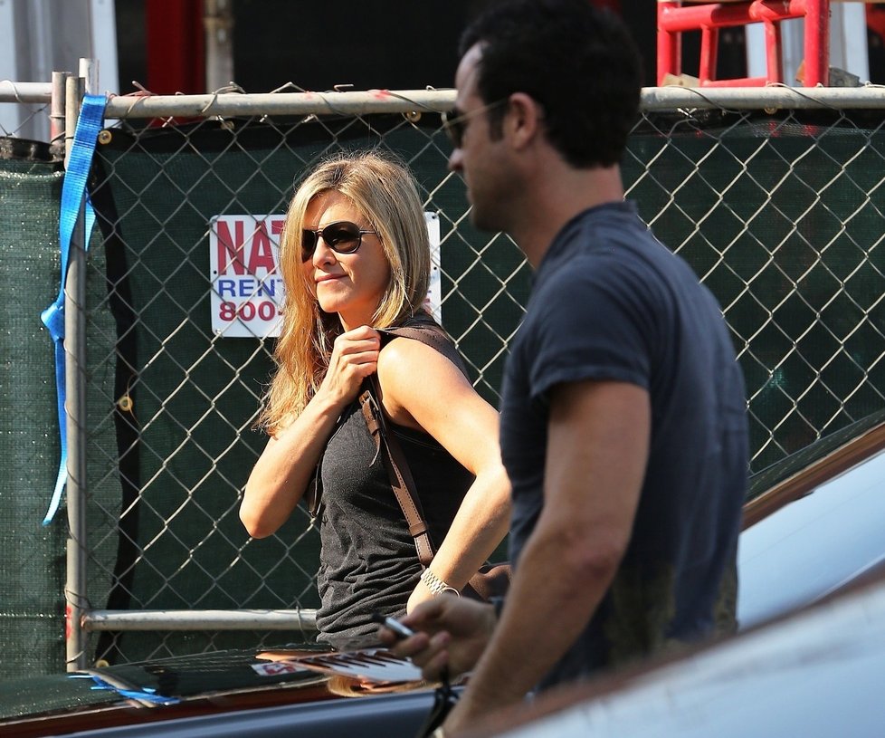 Jennifer Aniston se s Justinem Therouxem  seznámila při natáčení filmu Wanderlust.