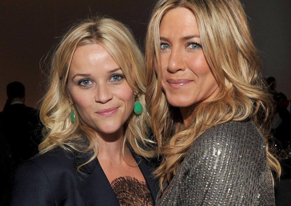 Jennifer Aniston (48) a Reese Witherspoon (41) budou společně natáčet televizní seriál. &#34;Mám radost, že se znovu shledám s jedinečnou Jennifer Aniston při natáčení naší vlastní televizní show. Nemůžu se dočkat, až všichni uvidíte výsledek,&#34; napsala Jennifer k fotce.