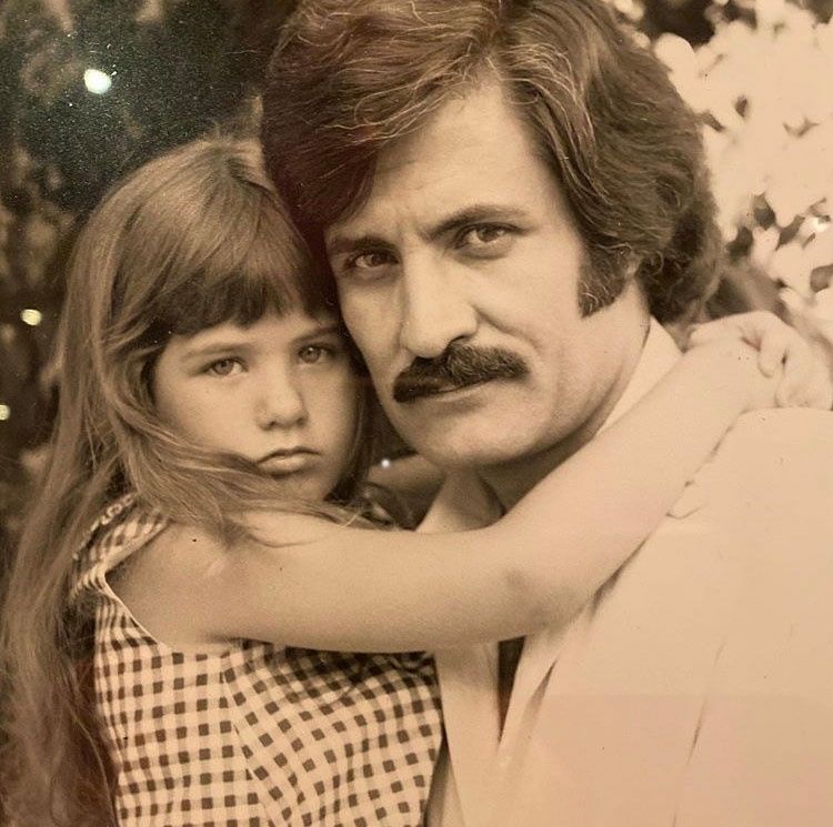 Jennifer Aniston jako dítě se svým otcem Johnem.