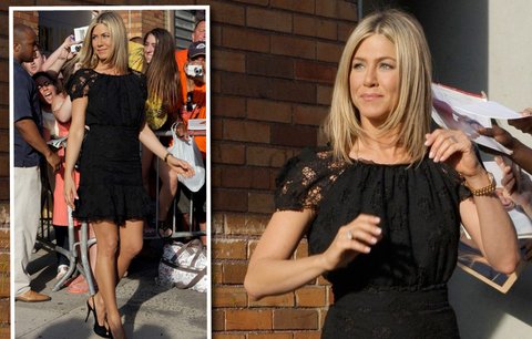 Jennifer Aniston v černé krajce ukázala sexy nohy