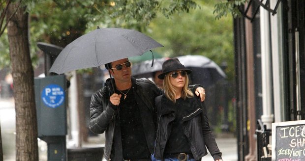 Aniston vypadala, že jí déšť nevadí