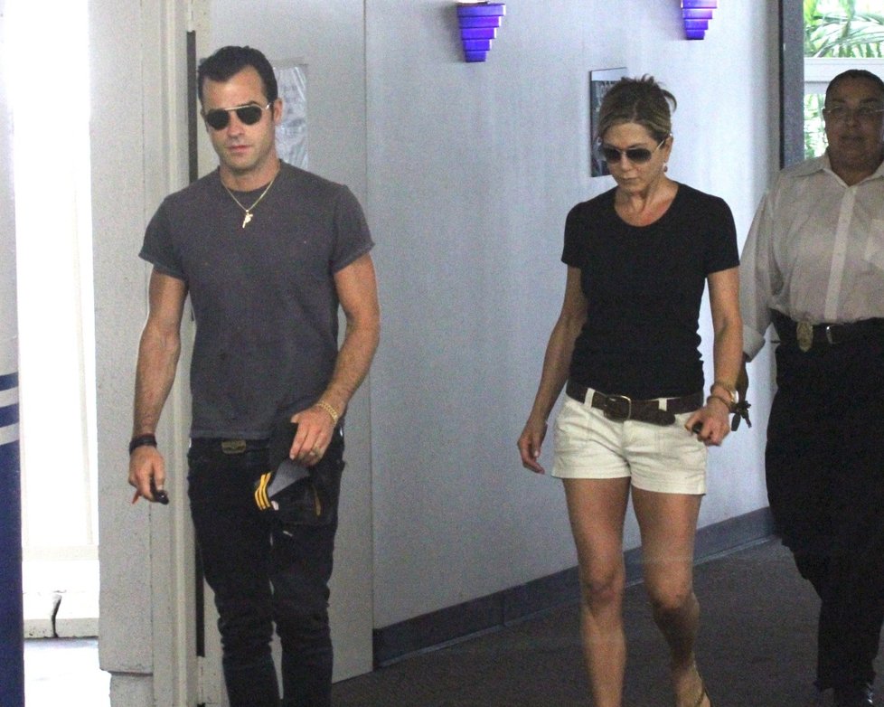 Jennifer do nemocnice doprovodil přítel Justin Theroux