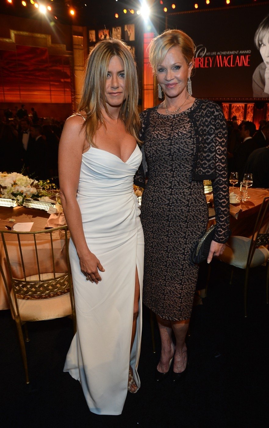 Jennifer Aniston a Melanie Griffith ve velkých večerních