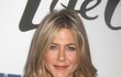 Herečka Jennifer Aniston se za svá prsa nemusí stydět
