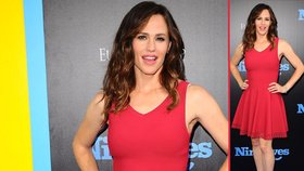 Styl podle celebrit: Rafinované červené šaty v podání Jennifer Garner!