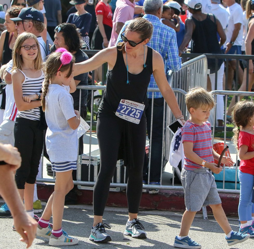 Rozvádějící se herečka Jennifer Garner oslavila 4. červenec se svými dětmi během ulicemi Brentwoodu. Tatínek dětí, Ben Affleck byl v nedohlednu.