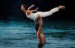 Patrick Swayze a Jennifer Grey v nejslavnější scéně filmu Hříšný tanec.