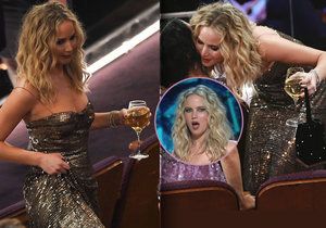 Jennifer Lawrence se nemohla na Oscarech od skleničky odtrhnout.