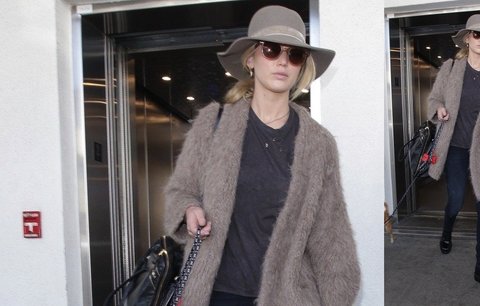 Styl podle celebrit: Jennifer Lawrence v chlupatém kardiganu