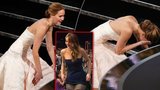 Průšvihářka Jennifer Lawrence: Nejdřív si šaty roztrhla, teď na Oscarech zakopla