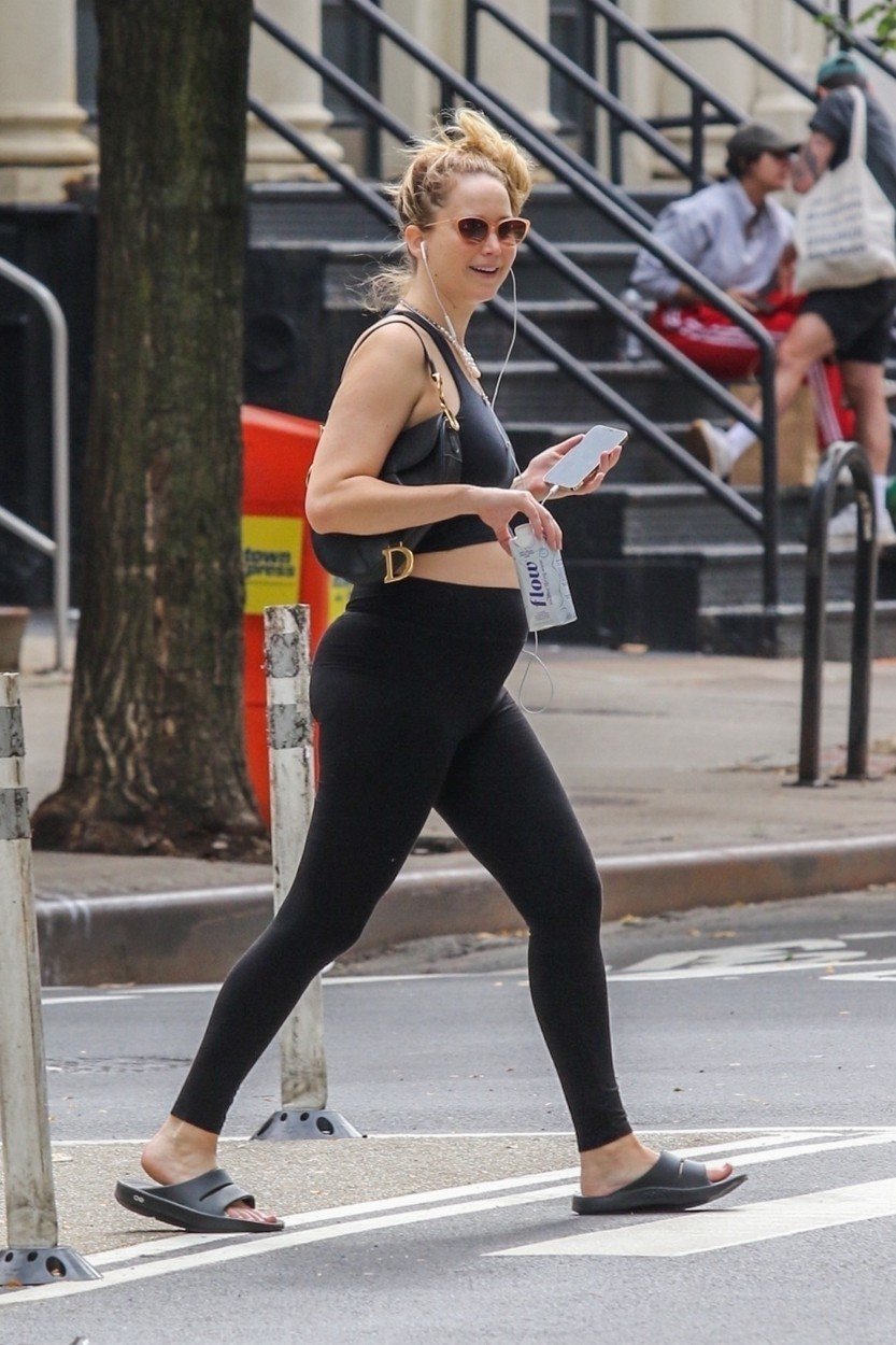 Jennifer Lawrence s těhotenským bříškem