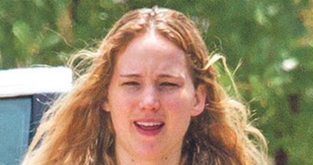 Osmadvacetiletá Jennifer Lawrenceová bez make-upu nebudí příliš pozornosti.
