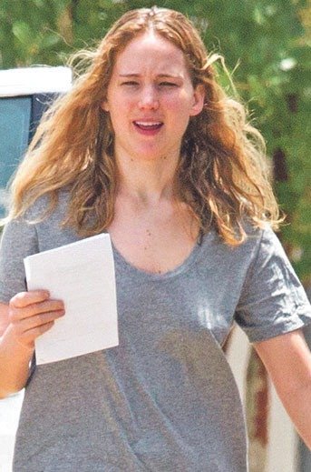 Osmadvacetiletá Jennifer Lawrenceová bez make-upu nebudí příliš pozornosti.