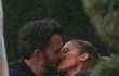 Jennifer Lopez a Ben Affleck nachytáni při líbačce.