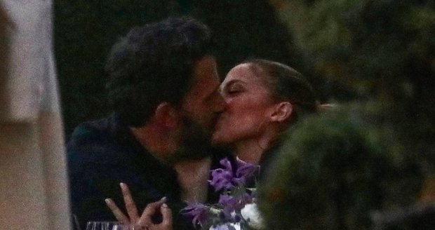 Jennifer Lopezová a Ben Affleck nachytáni při líbačce.