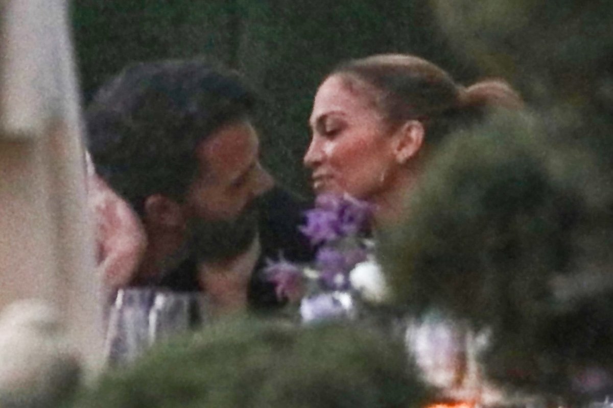 Jennifer Lopez a Ben Affleck nachytáni při líbačce.