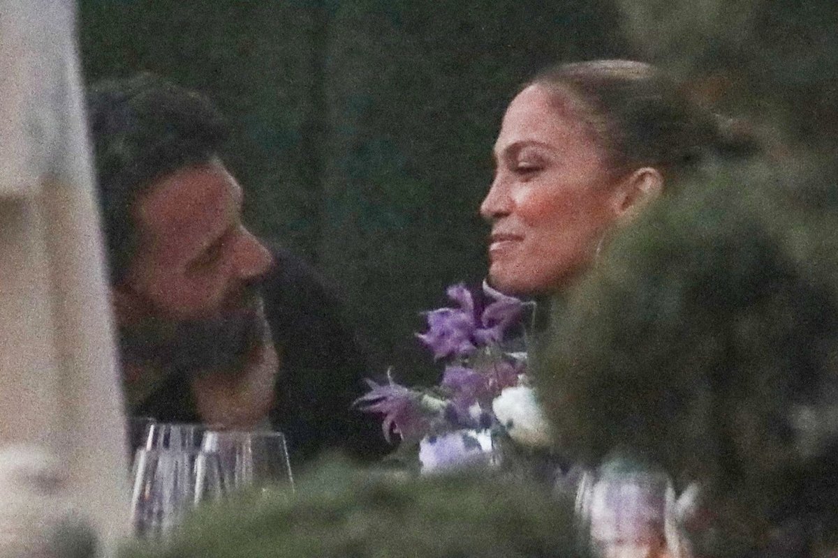 Jennifer Lopez a Ben Affleck nachytáni při líbačce.