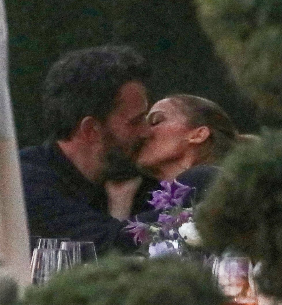 Jennifer Lopez a Ben Affleck nachytáni při líbačce.