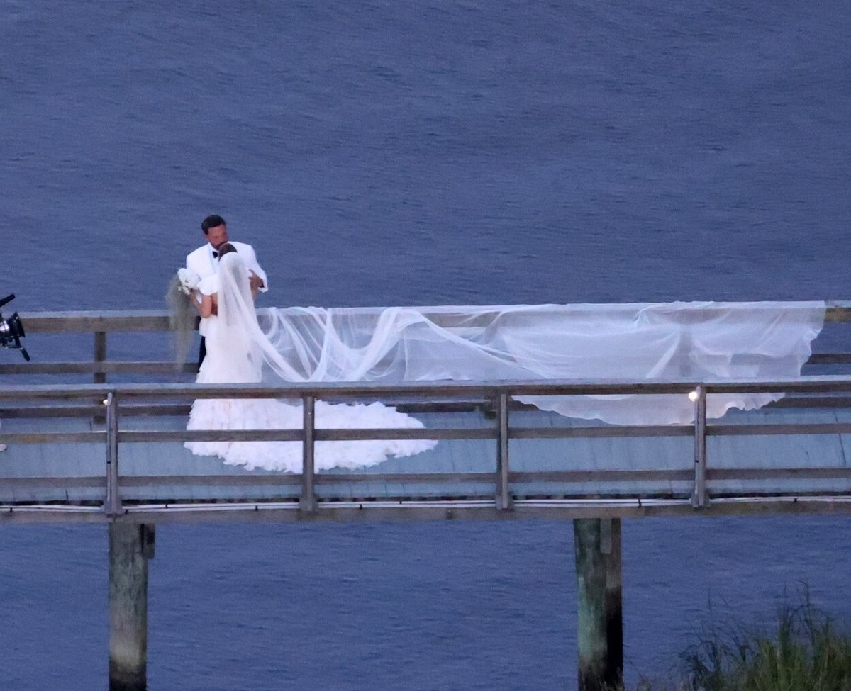 Svatba Jennifer Lopezové a Bena Afflecka: závoj nevěsty měl přes šest metrů