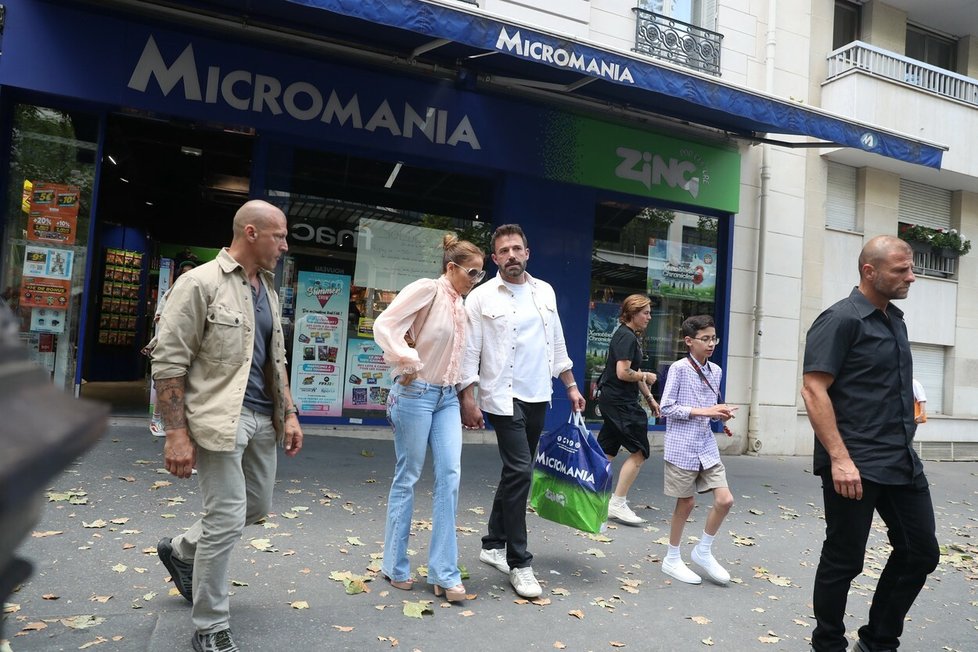 Ben a Jennifer s dětmi a bodyguardy na nákupech