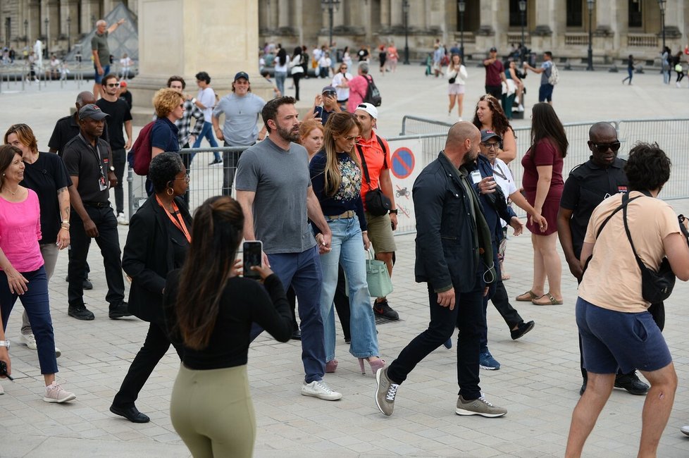 Slavnou rodinku všude obklopují fanoušci a fotografové