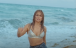 Jennifer Lopezová v klipu Cambia el paso