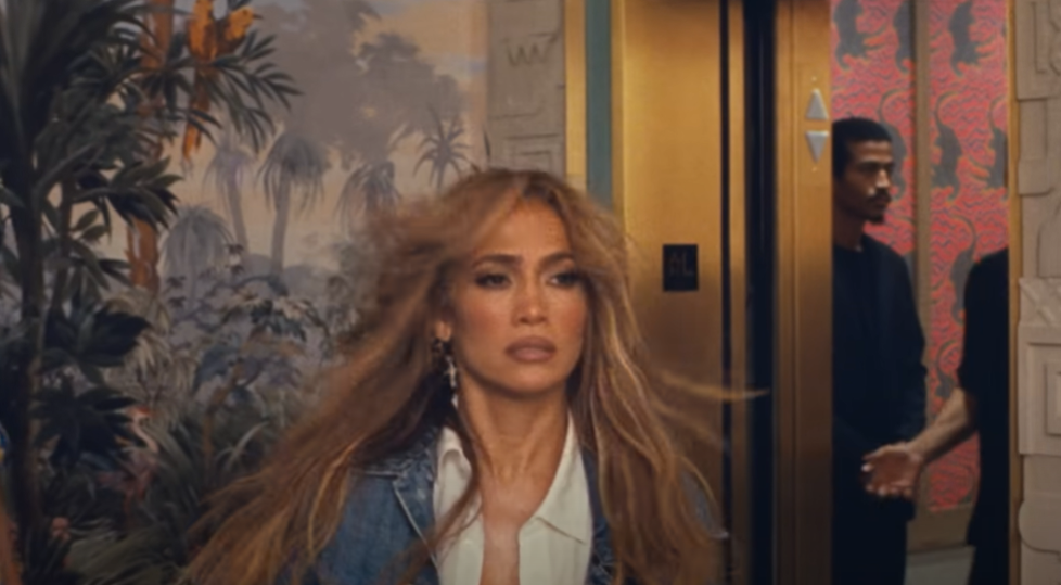 Jennifer Lopez v klipu Cambia el Paso