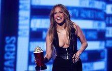 Jennifer Lopezová na cenách MTV: Pozor, ať ti nevypadnou!