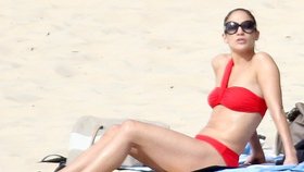 Jennifer Lopez v červených bikinách na pláži