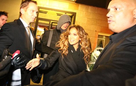 Jennifer Lopez vyšla z hotelu až po půl osmé večer. Pozdravila se s fanoušky a rozdala několik autogramů.