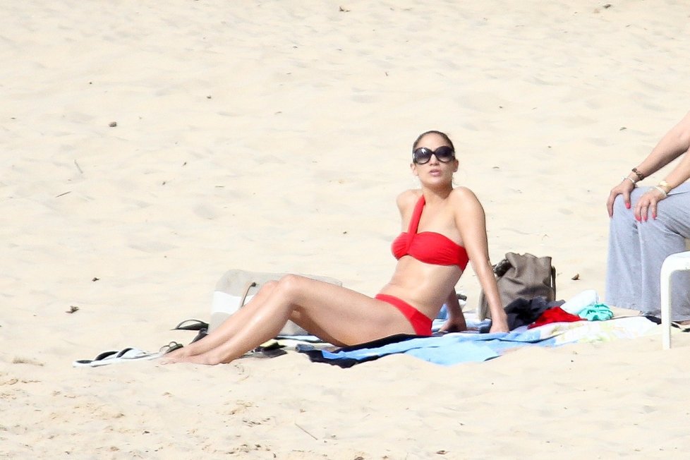 Jennifer Lopez v červených bikinách na pláži