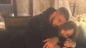 Foto, které odhaluje mnoho. Drake a Jennifer Lopez se k sobě tulí na gauči.