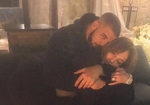 Foto, které odhaluje mnoho. Drake a Jennifer Lopez se k sobě tulí na gauči.