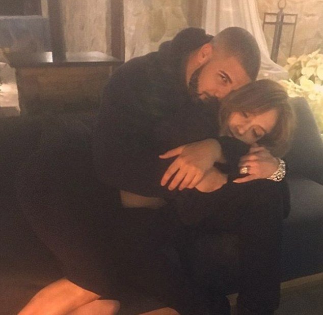 Foto, které odhaluje mnoho. Drake a Jennifer Lopez se k sobě tulí na gauči.