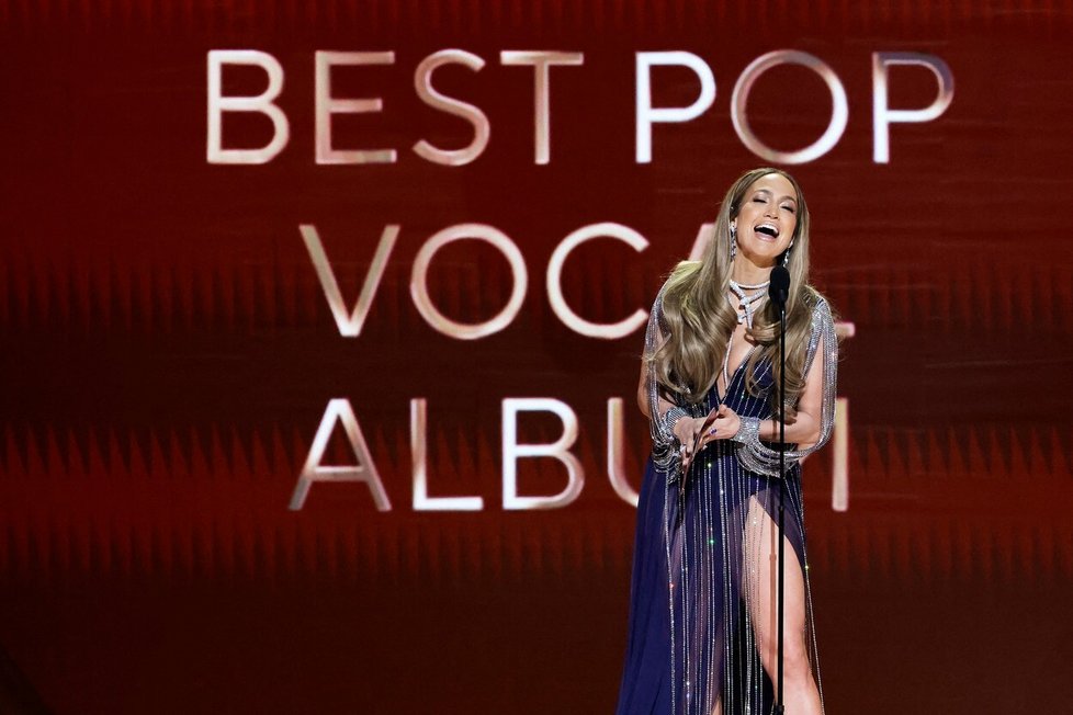 Jennifer Lopez na předávání cen Grammy 2023.