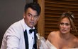 Jennifer Lopez a Josh Duhamel ve filmu Shotgun Wedding (2023)