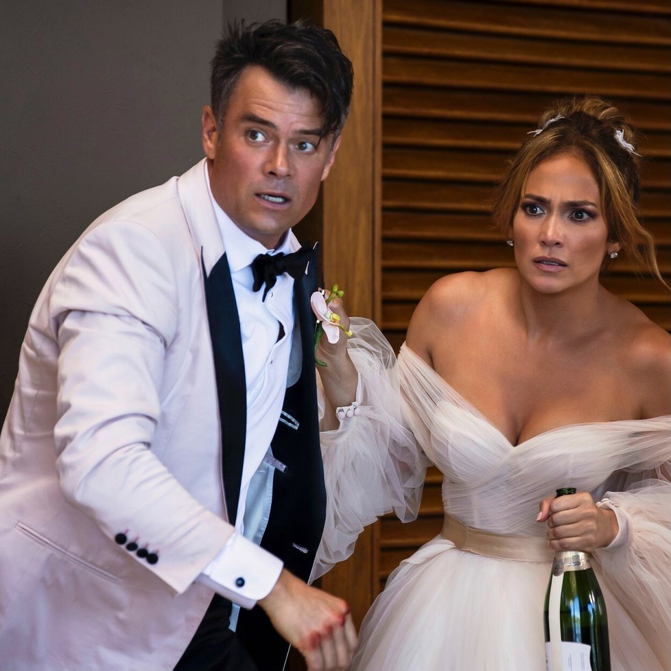 Jennifer Lopez a Josh Duhamel ve filmu Shotgun Wedding (2023)