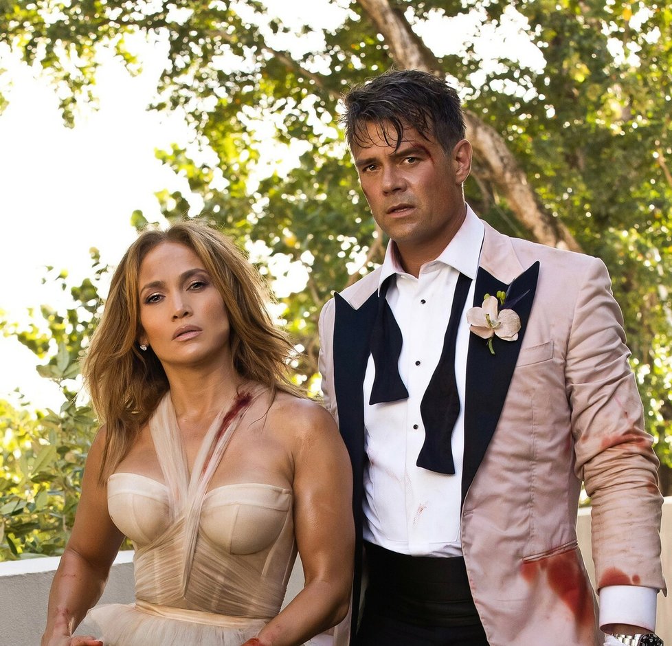 Jennifer Lopez a Josh Duhamel ve filmu Shotgun Wedding (2023)