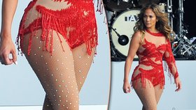 Jennifer Lopez v outfitu "rudý plameňák" nemohla skrýt nějaké to kilo navíc.