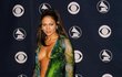 Jennifer Lopez na sebe na Grammy v roce 2000 strhla veškerou pozornost díky odhaleným šatům Versace.