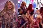 Během show Jennifer Lopez jedné z tanečnic vykoukl zadeček.
