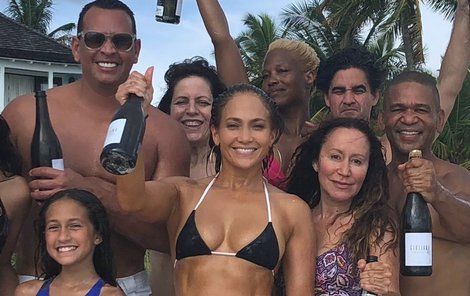 J-Lo si to na Bahamách s rodinkou a kamarády užila.