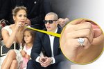 Chystá se snad svatba roku? Jennifer Lopez se na módní přehlídce v Paříži předvedla s obrovským prstenem