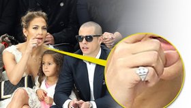 Chystá se snad svatba roku? Jennifer Lopez se na módní přehlídce v Paříži předvedla s obrovským prstenem